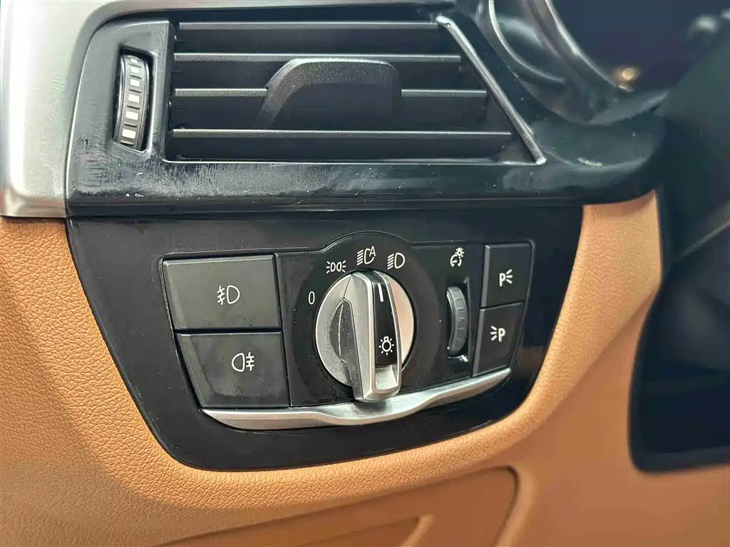 BMW 5 Series 2018 — фото 12