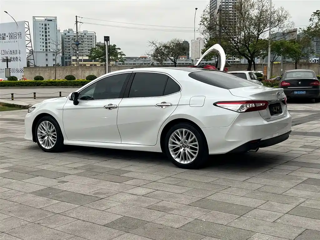 Toyota Camry 2020 — фото 6