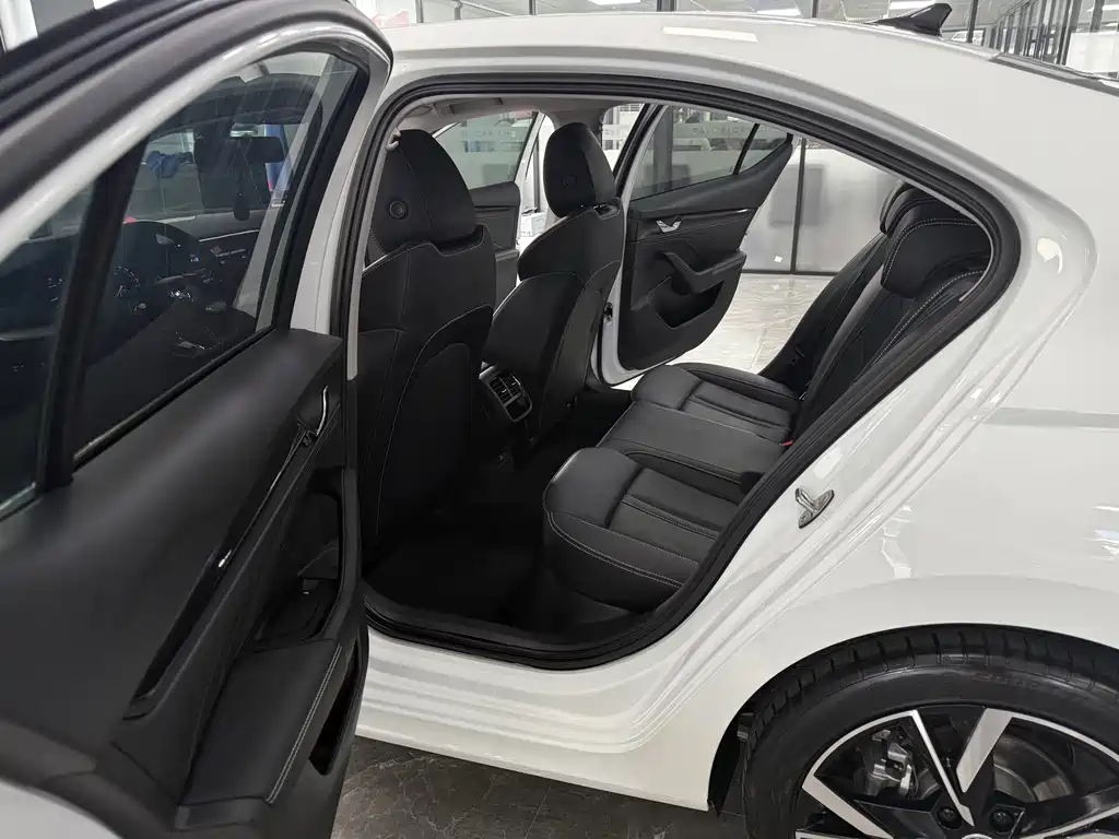 Skoda Octavia 2023 — фото 8