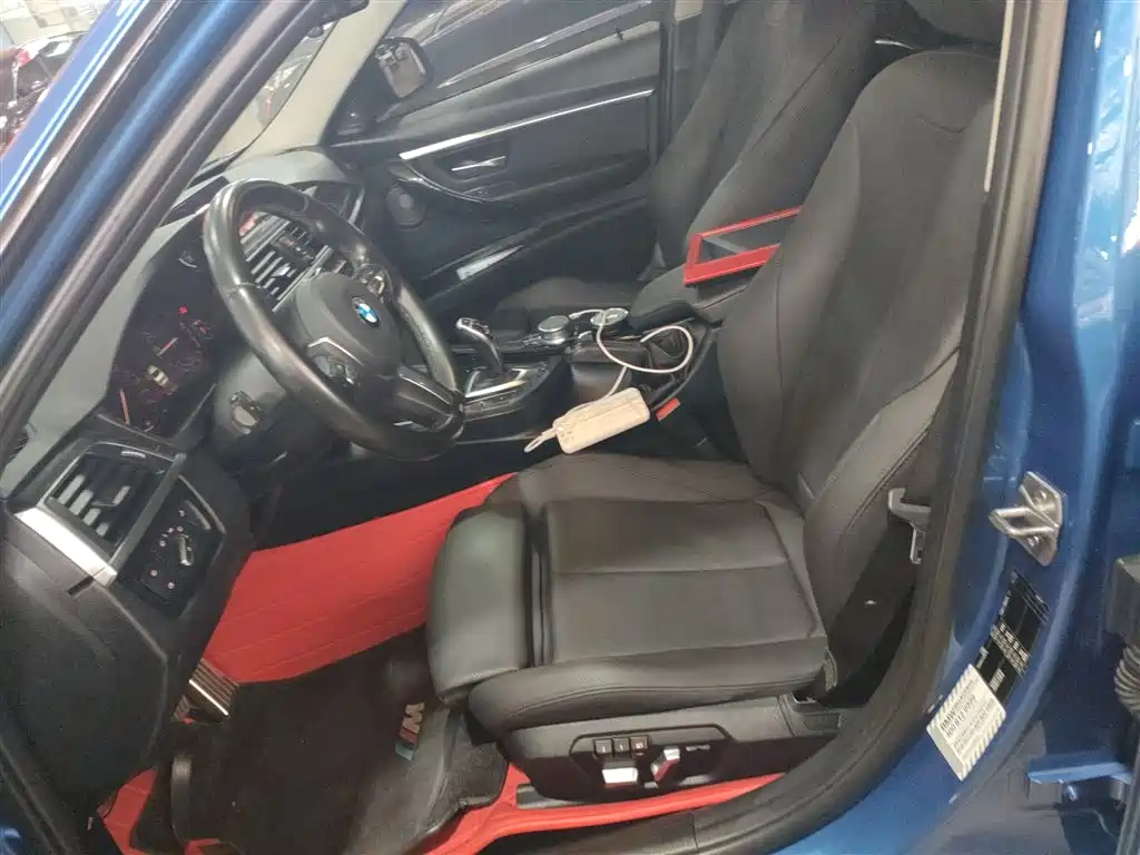 BMW 3 Series 2018 — фото 11