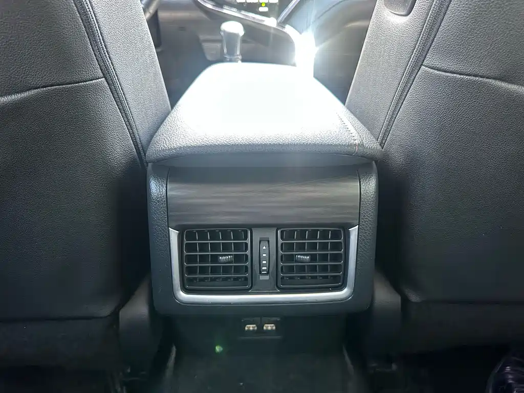Toyota Camry 2023 — фото 14