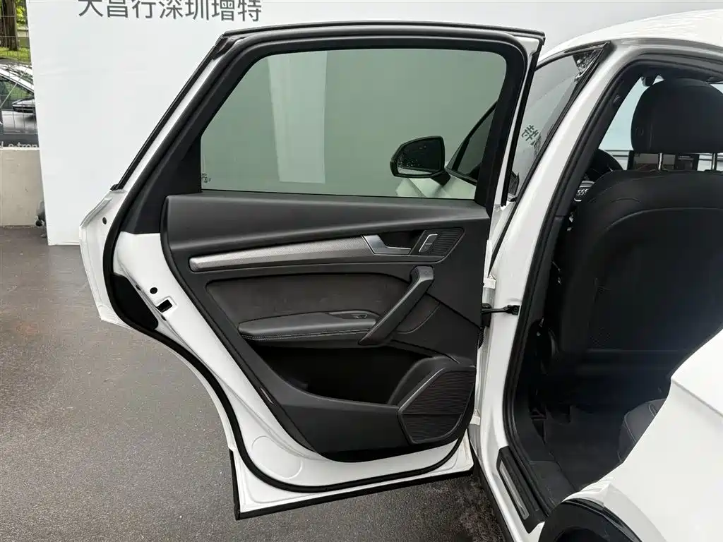 Audi Q5L Sportback 2024 — фото 11