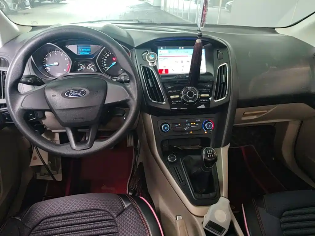 Ford Focus 2017 — фото 16