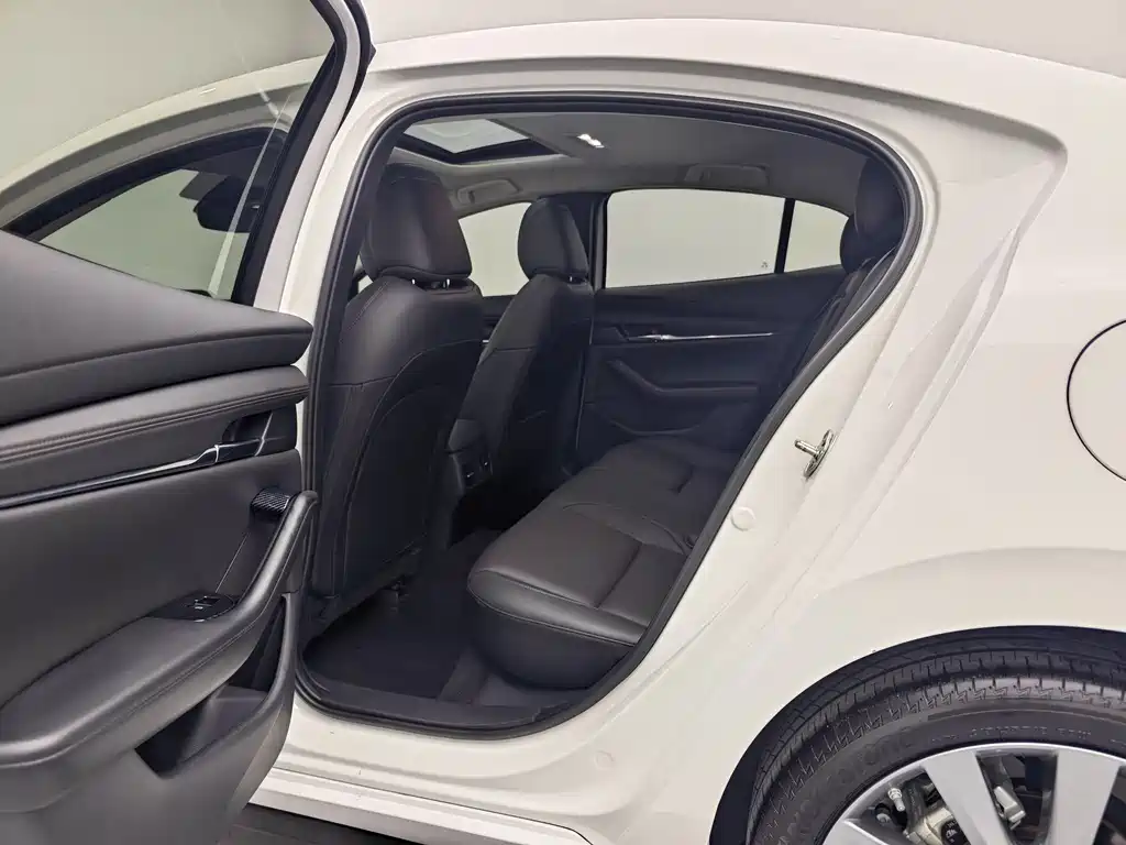 Mazda 3 Axela 2024 — фото 9