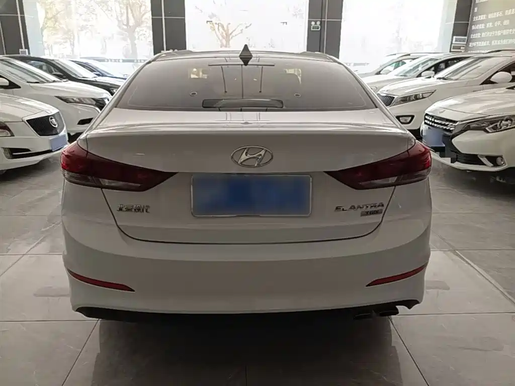 Hyundai Elantra 2018 — фото 6