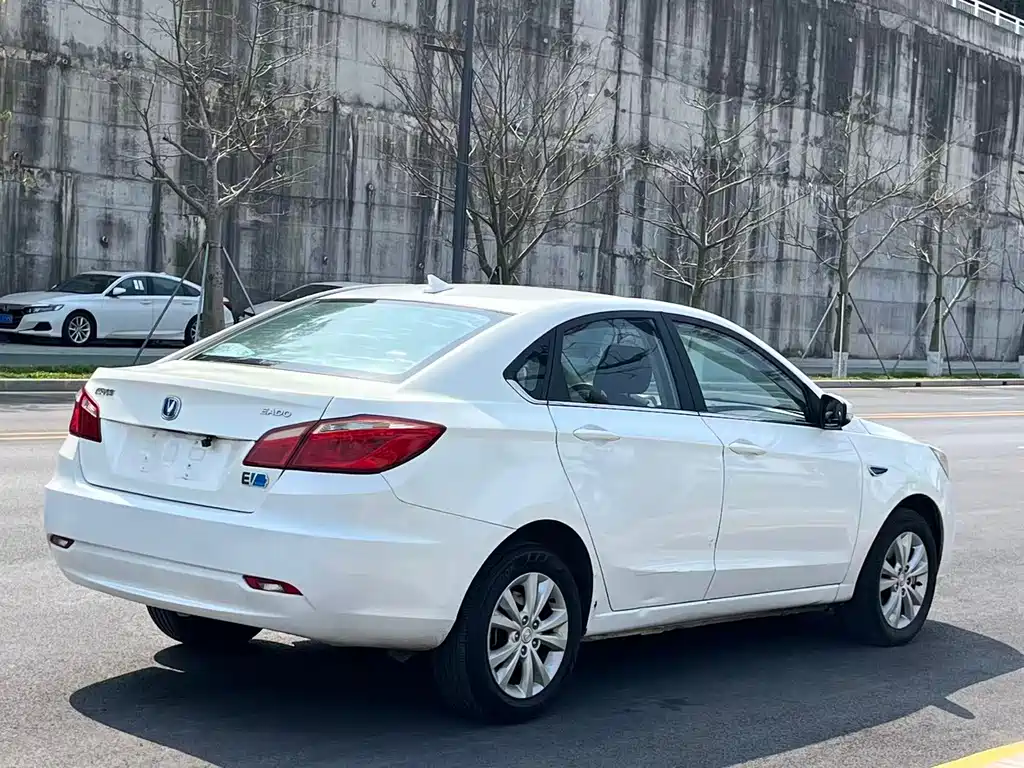 Changan Eado New Energy 2018 — фото 11