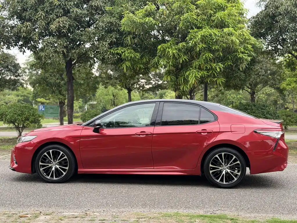 Toyota Camry 2018 — фото 9