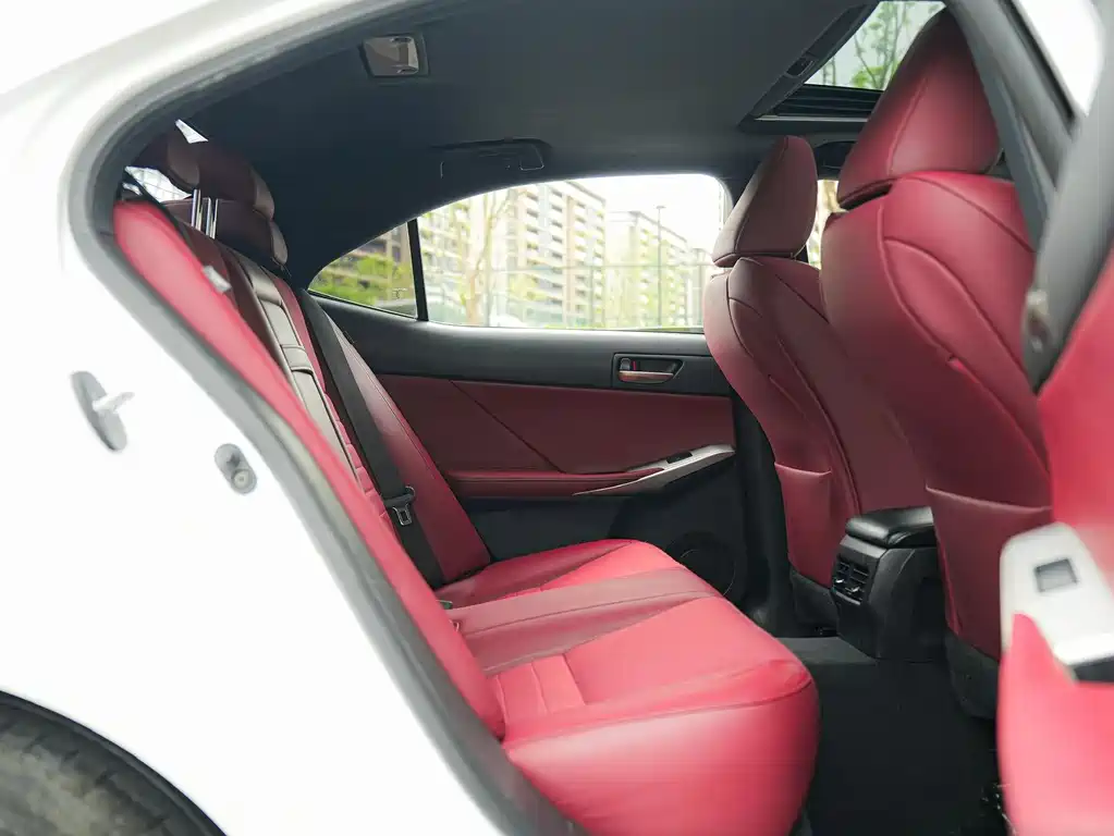 Lexus IS 2018 — фото 16