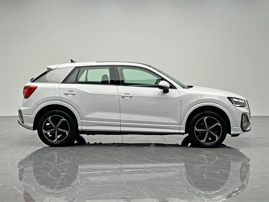 Audi Q2L e-tron 2022 — фото 7