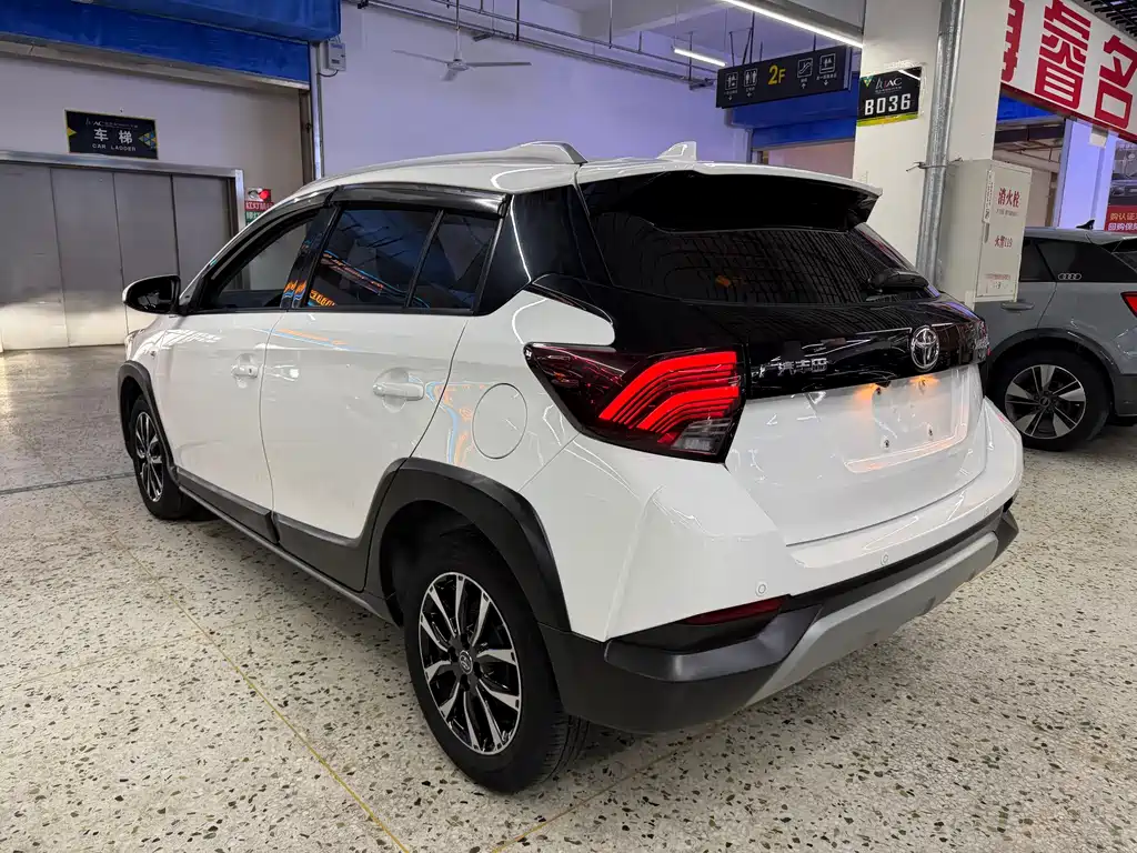Toyota Yaris L 2022 — фото 4