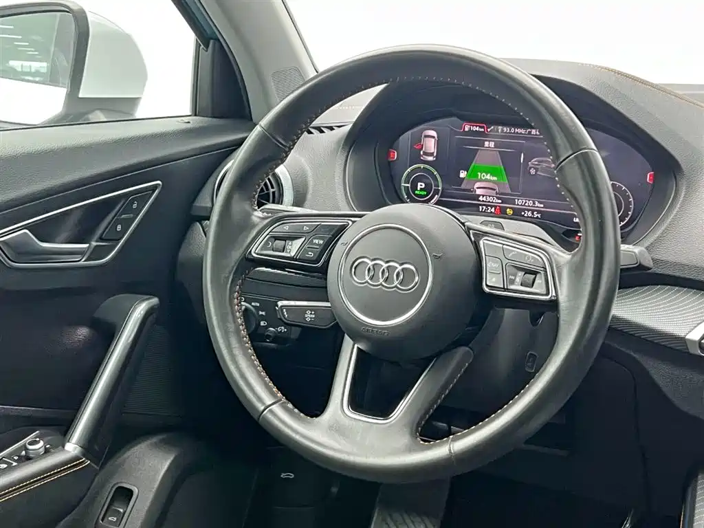 Audi Q2L e-tron 2022 — фото 21