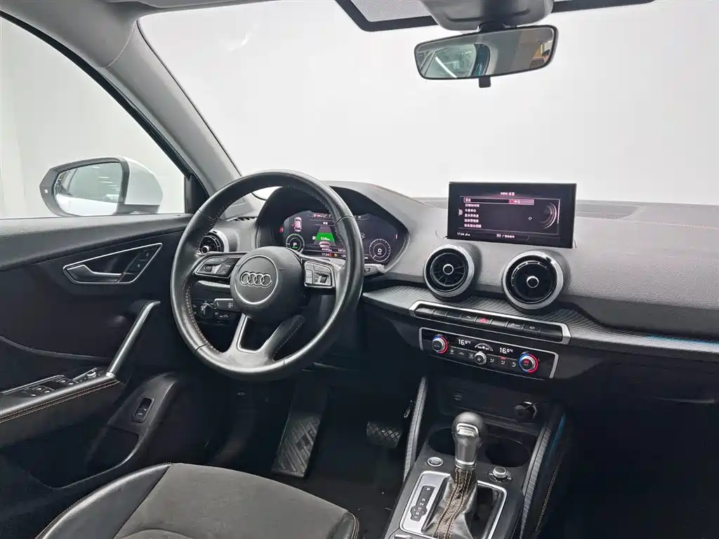 Audi Q2L e-tron 2022 — фото 24