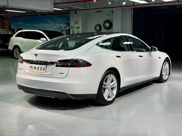 Tesla Model S 2015