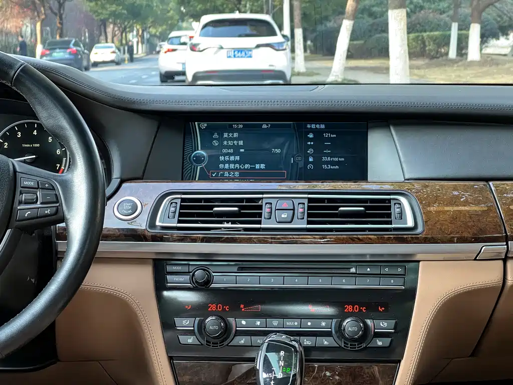BMW 7 Series 2012 — фото 17