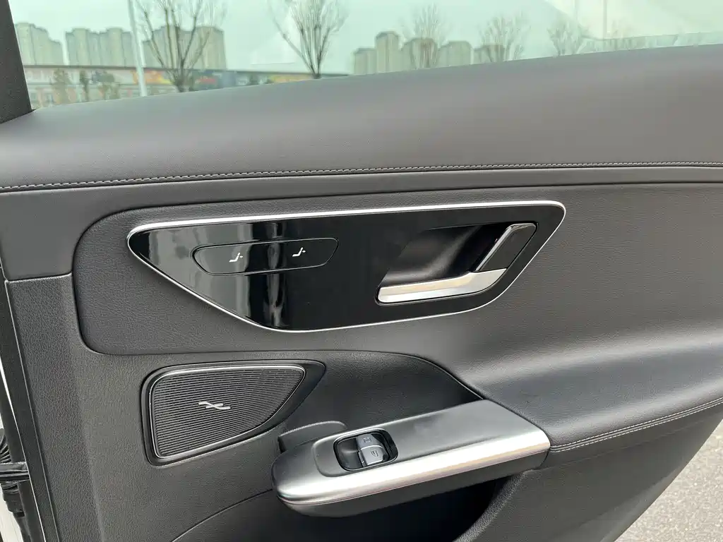Mercedes-Benz C-Class 2025 — фото 12