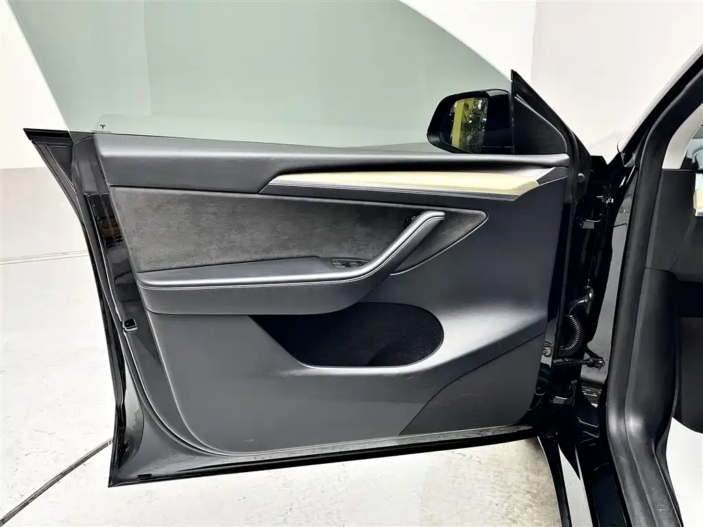 Tesla Model Y 2023 — фото 8