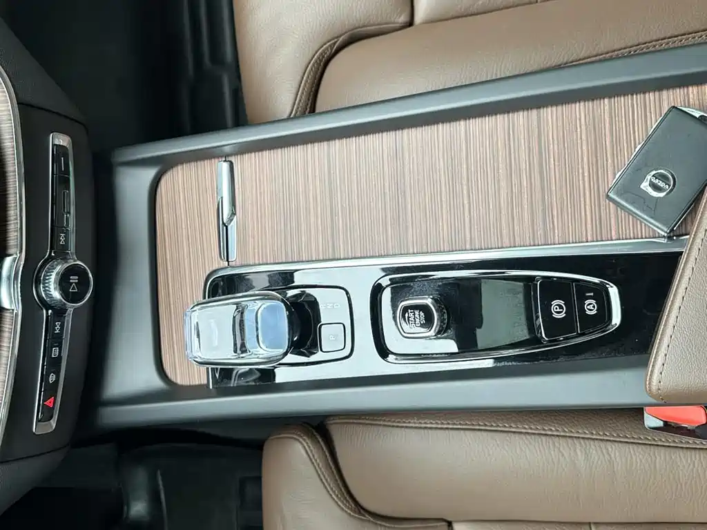 Volvo XC60 2023 — фото 11