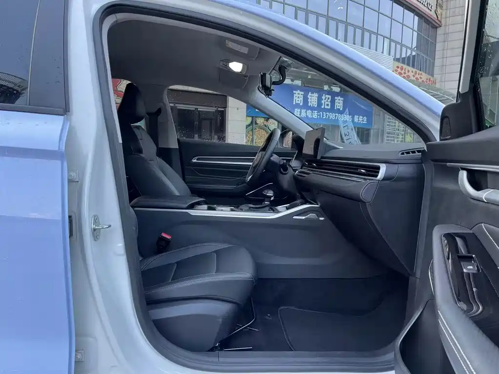 Geely Emgrand 2023
