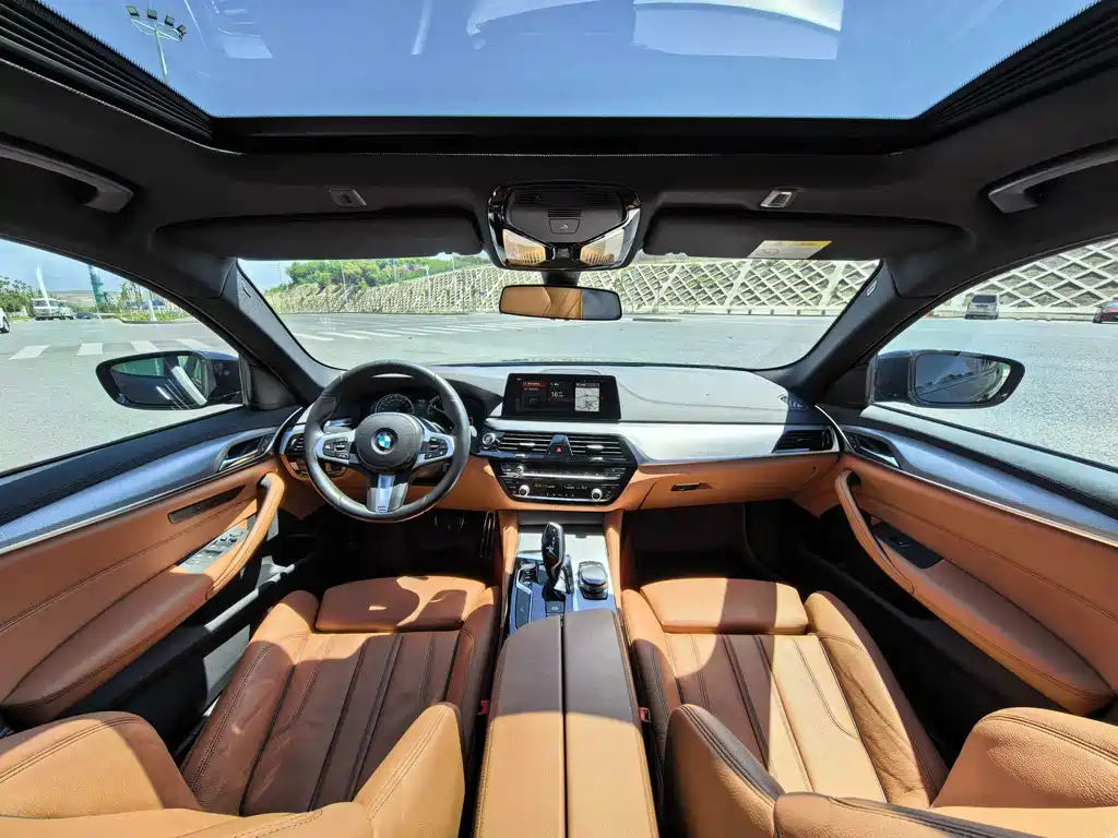 BMW 5 Series 2018 — фото 9
