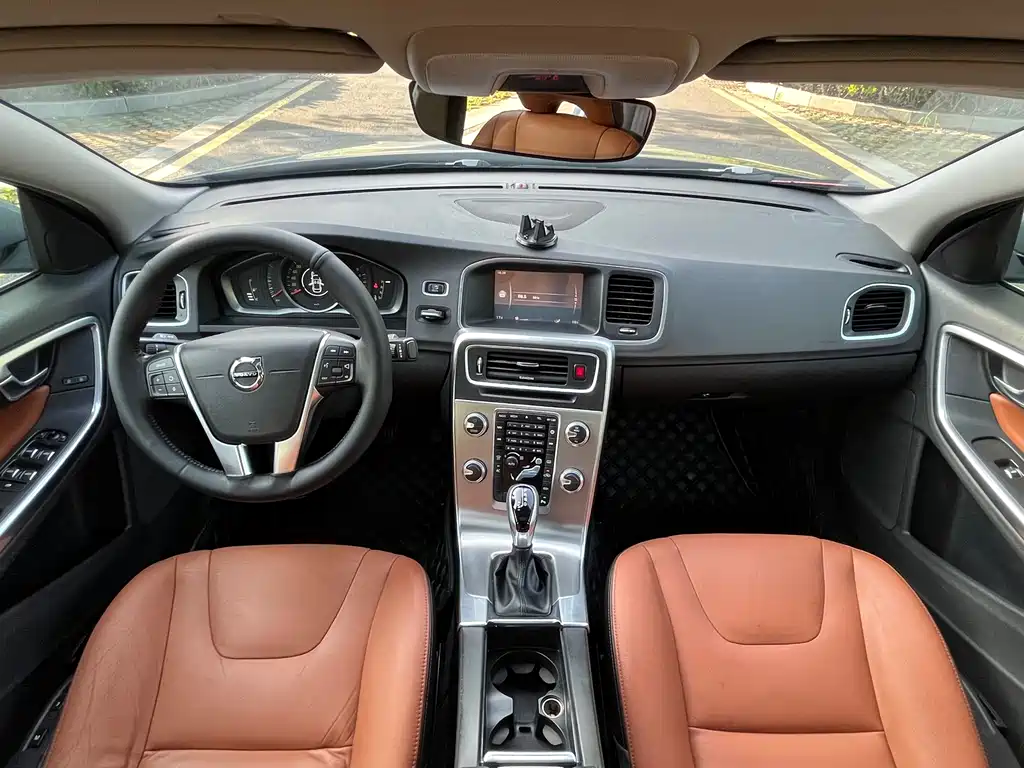 Volvo S60 2018 — фото 11