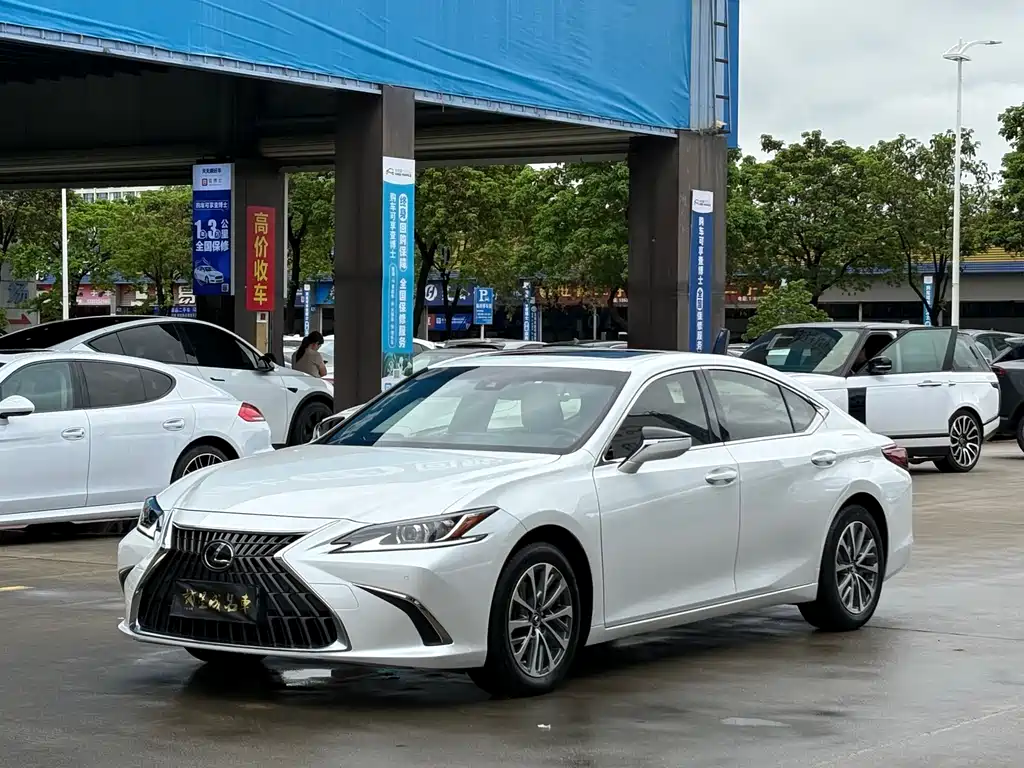 Lexus ES 2022 — фото 1