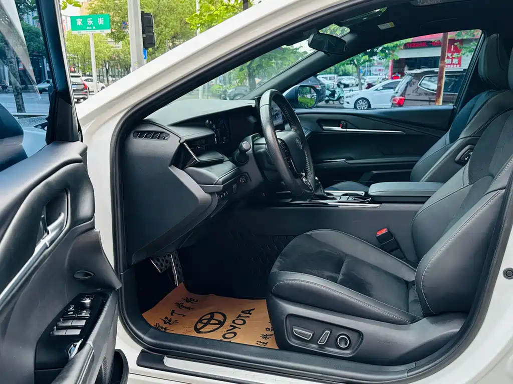 Toyota Camry 2024 — фото 12