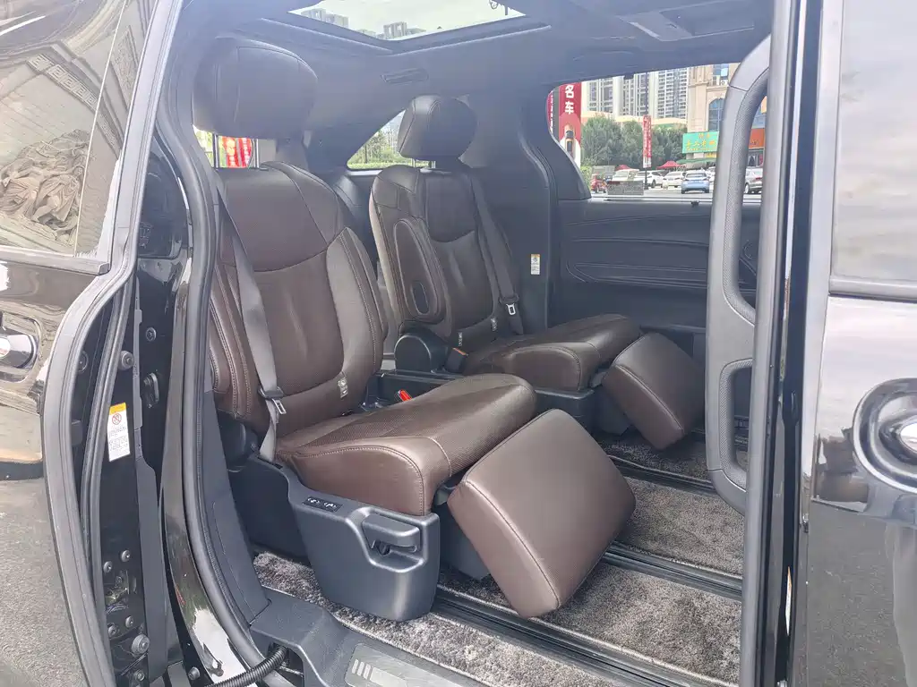 Toyota Sienna 2022 — фото 12