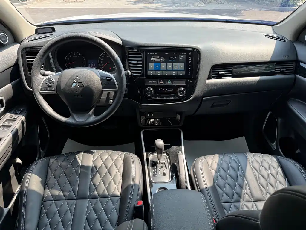 Mitsubishi Outlander 2022 — фото 18
