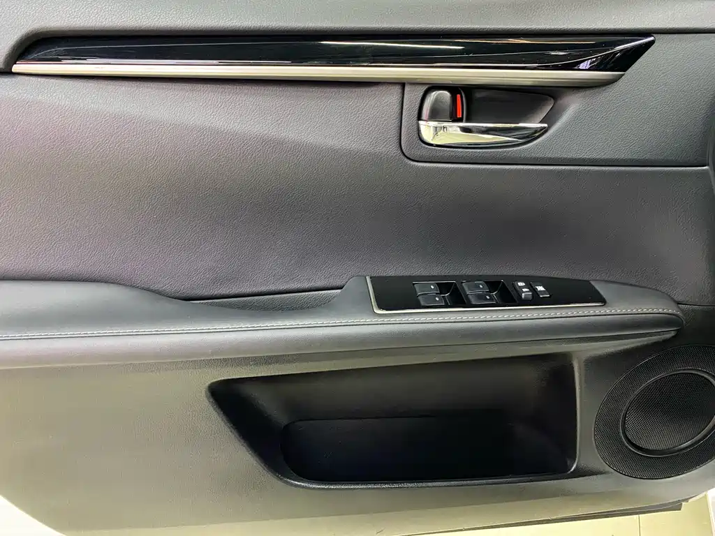 Lexus ES 2017 — фото 16