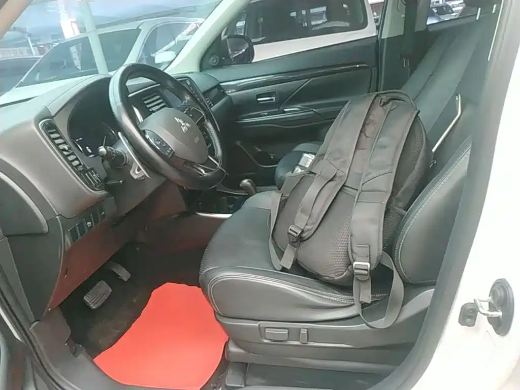 Mitsubishi Outlander 2018 — фото 15