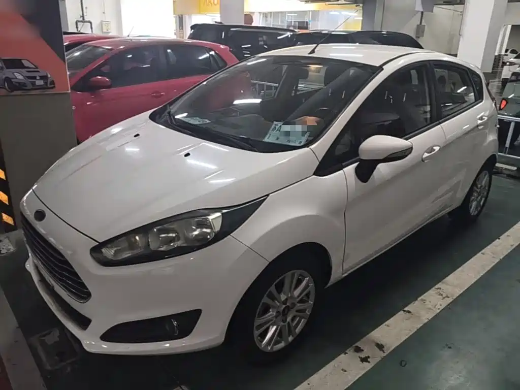 Ford Fiesta 2015 — фото 1