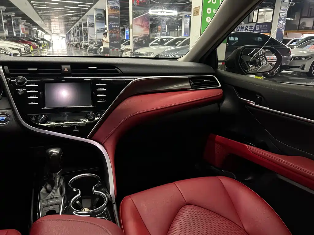 Toyota Camry 2018 — фото 14