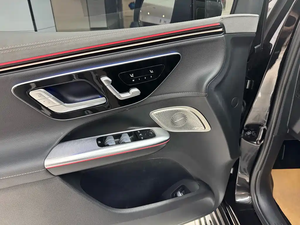 Mercedes-Benz EQE SUV 2024 — фото 11