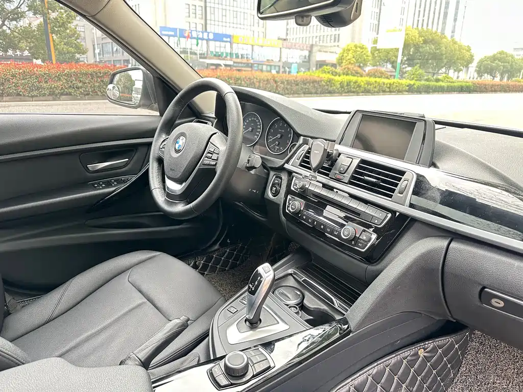 BMW 3 Series 2017 — фото 12
