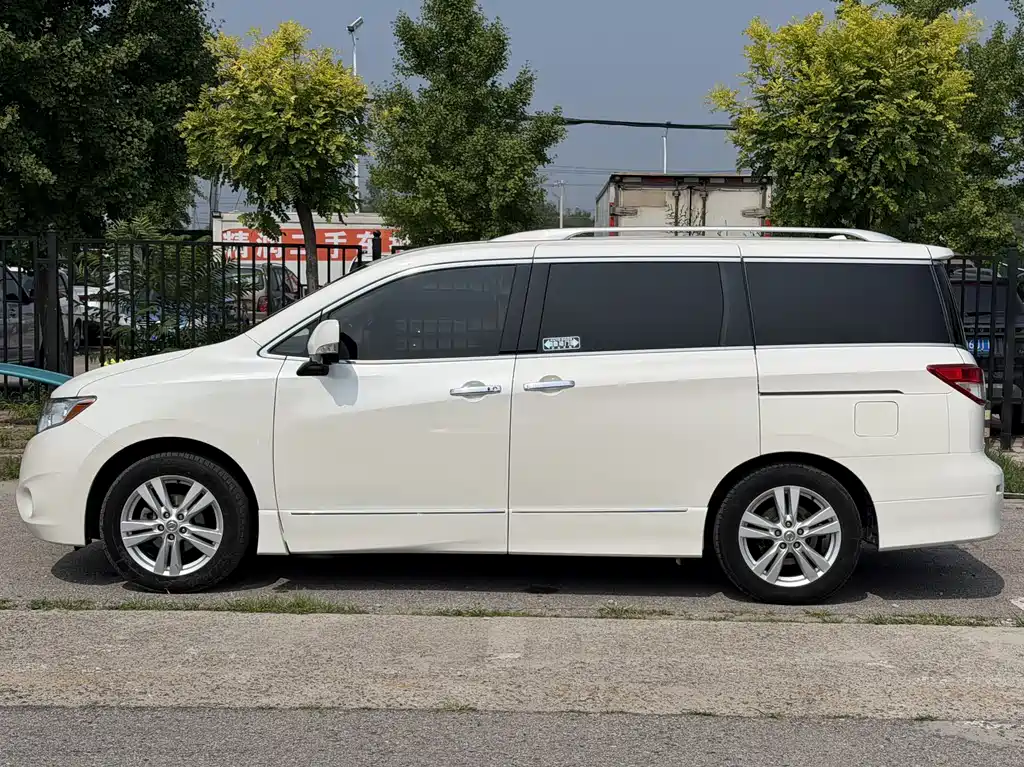 Nissan Quest 2017 — фото 8