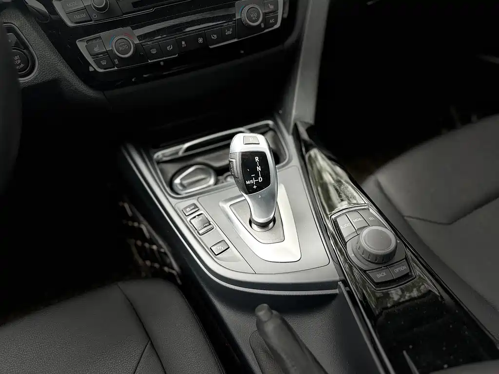 BMW 3 Series 2017 — фото 15