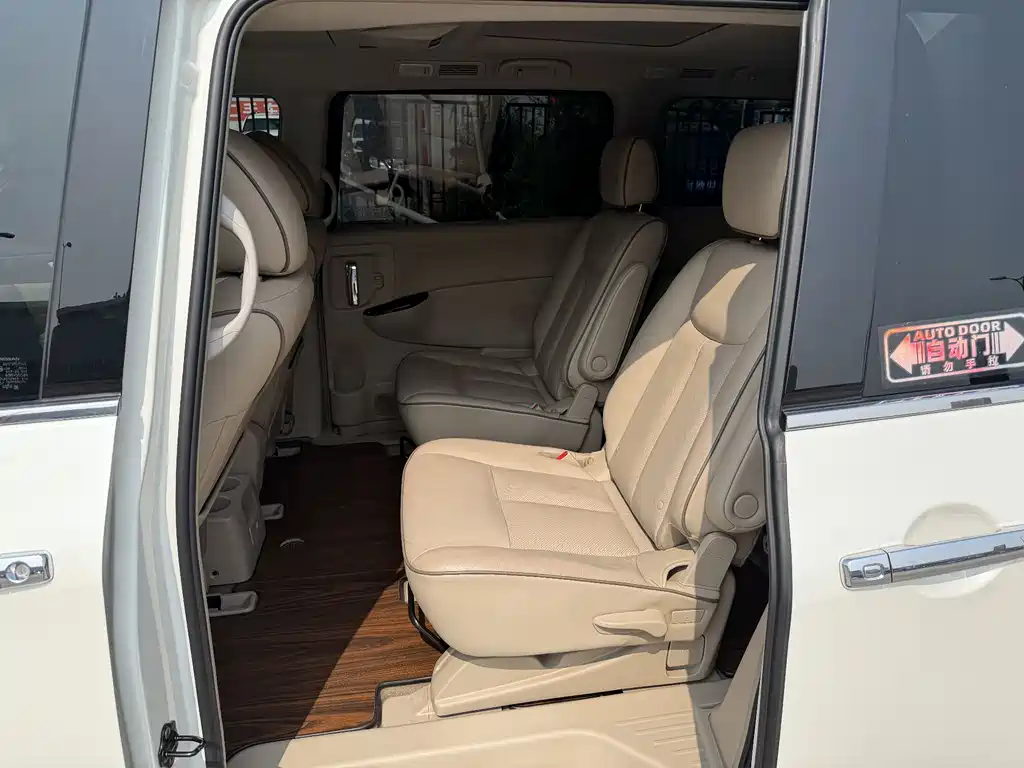 Nissan Quest 2017 — фото 10