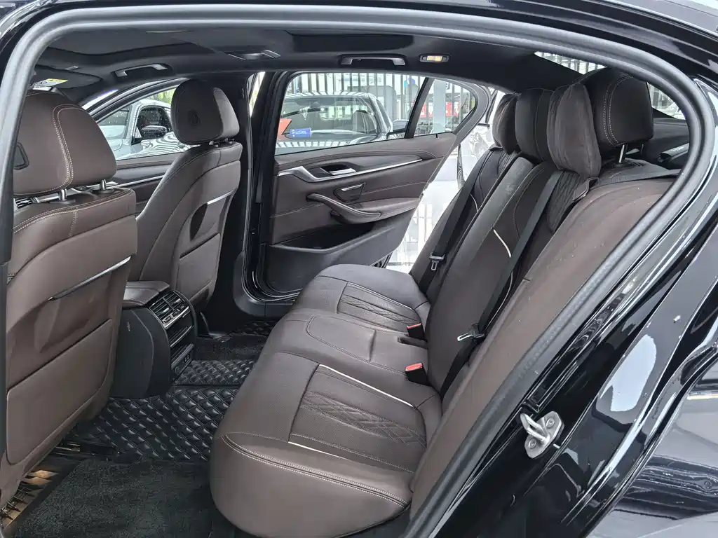 BMW 5 Series 2023 — фото 10