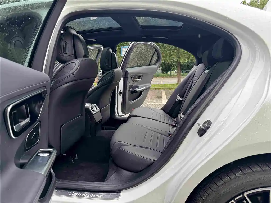 Mercedes-Benz C-Class 2025 — фото 15