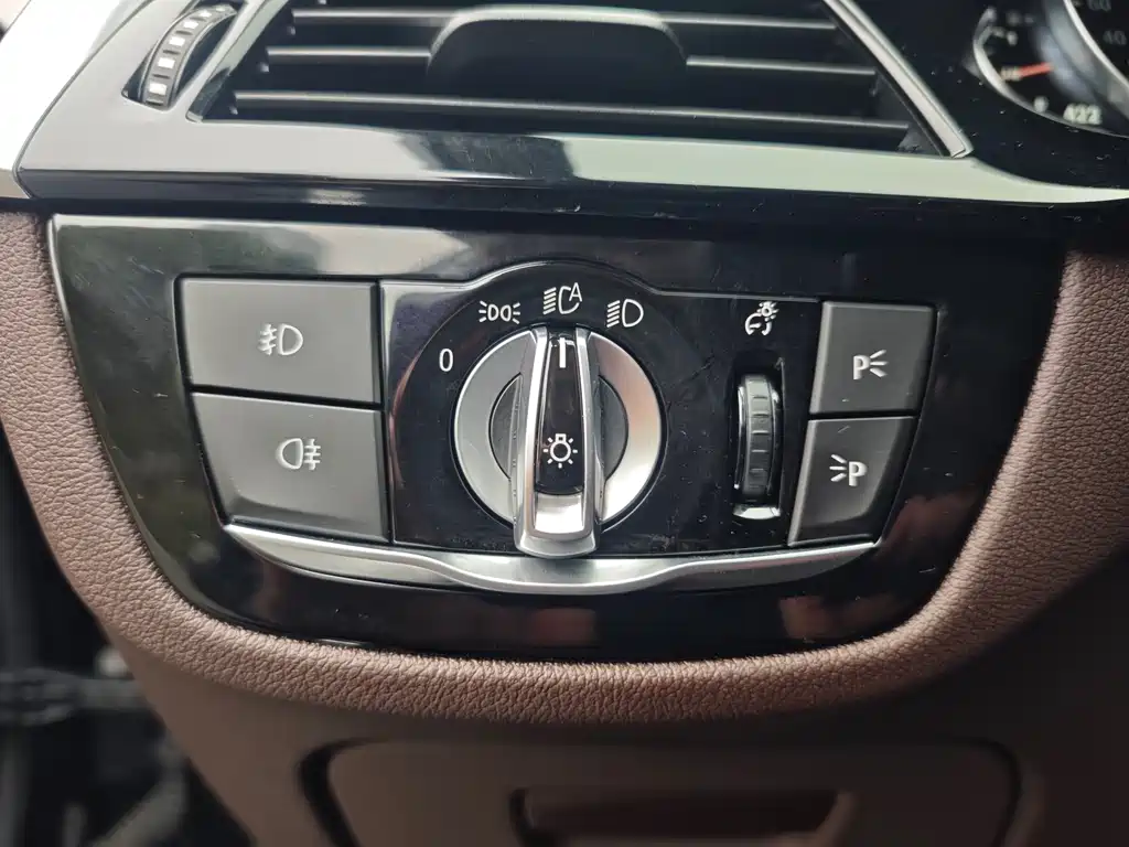 BMW 5 Series 2018 — фото 17