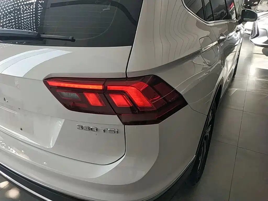 Volkswagen Tiguan L 2023 — фото 8