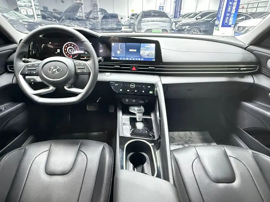Hyundai Elantra 2023 — фото 20