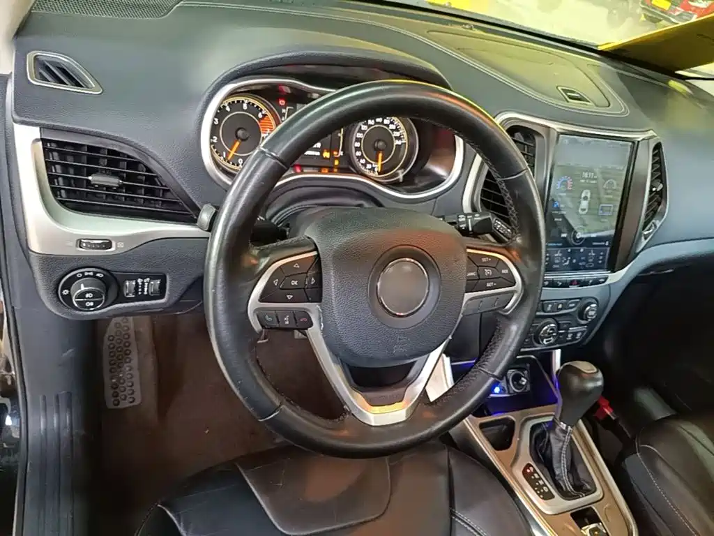 Jeep Cherokee 2016 — фото 11