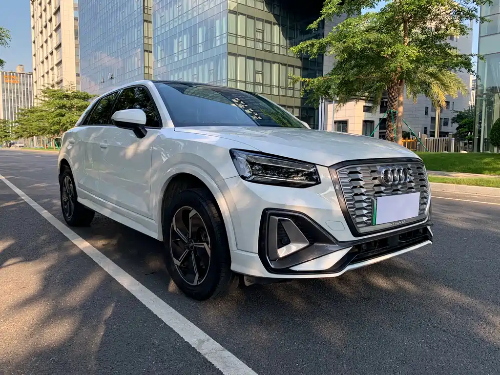 Audi Q2L e-tron 2022 — фото 3