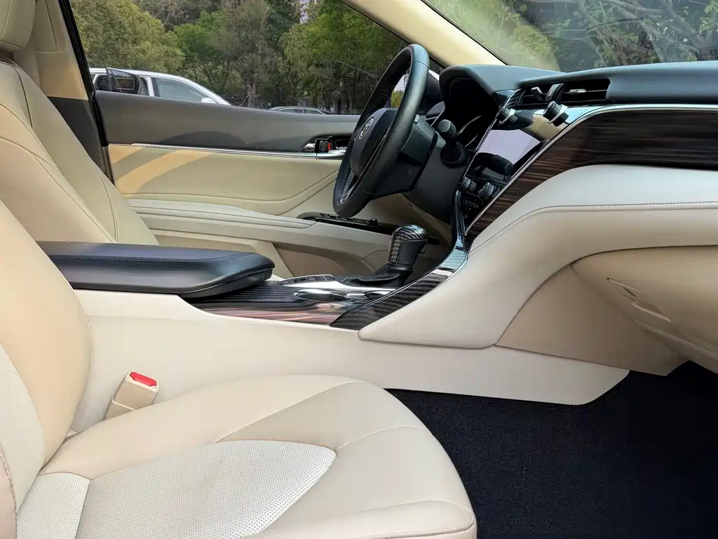 Toyota Camry 2019 — фото 10