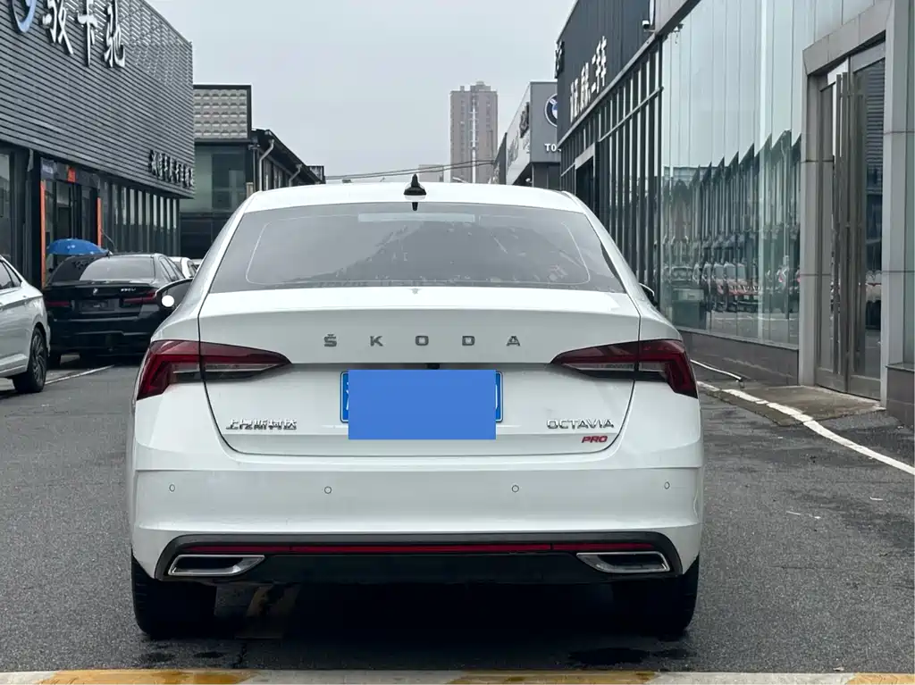 Skoda Octavia 2023 — фото 10