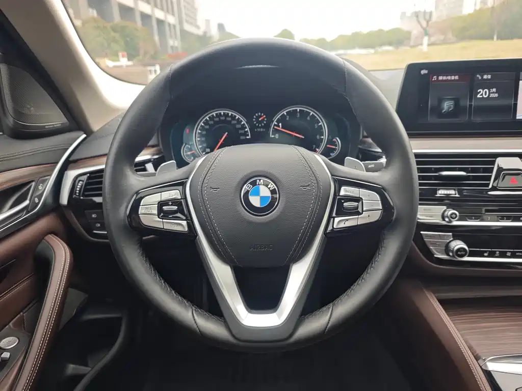 BMW 5 Series 2018 — фото 11