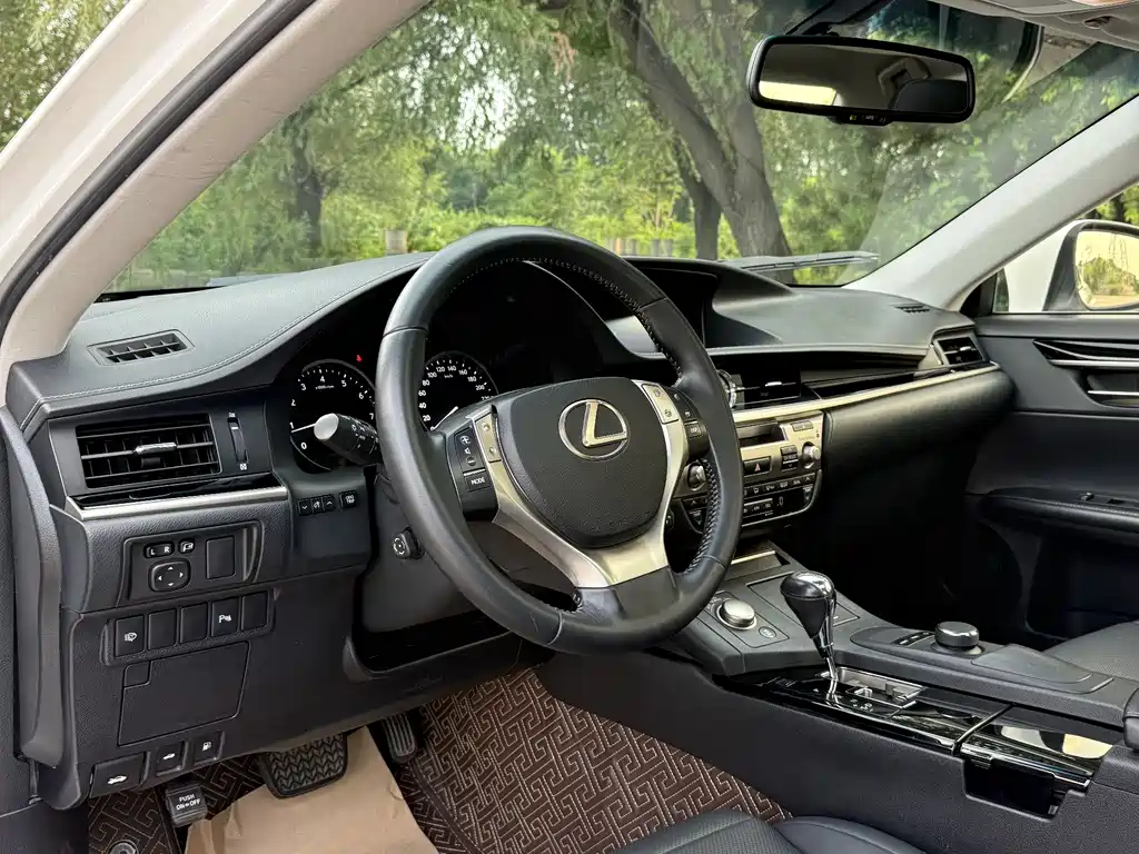 Lexus ES 2015 — фото 10