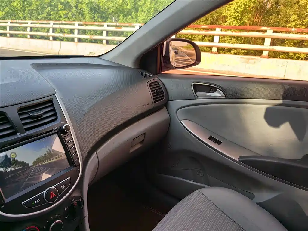 Hyundai Verna 2017 — фото 14
