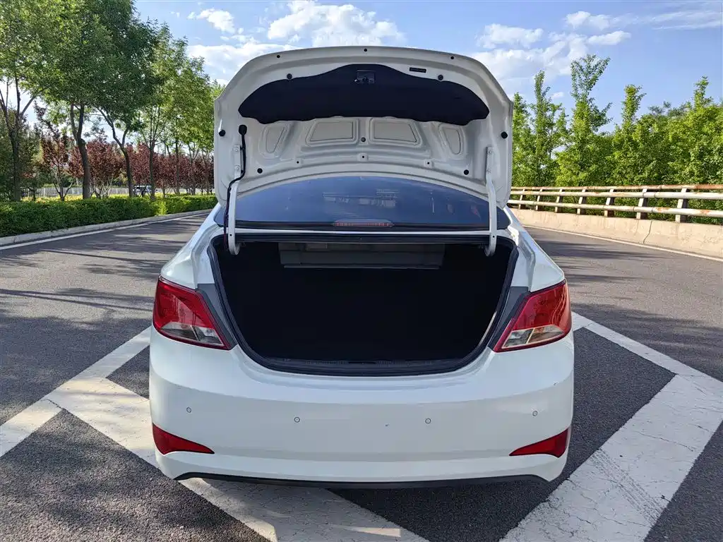 Hyundai Verna 2017 — фото 10